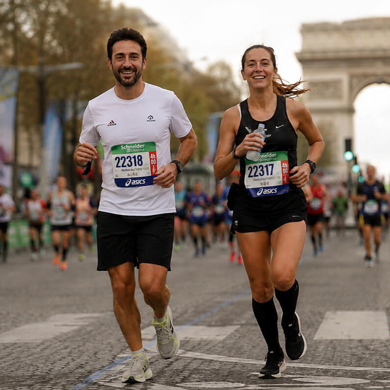 Dos corredores en carrera: gestión mental y emocional para mejorar la competición deportiva con PNL.